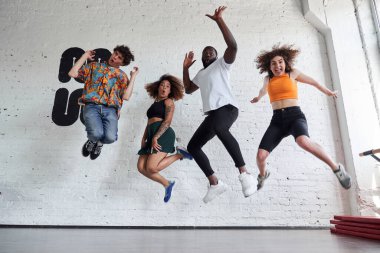 Mutlu arkadaşlar dans stüdyosunda eğleniyor.