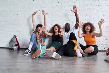 Mutlu gençler stüdyoda birlikte eğleniyorlar.