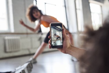 Gülümseyen güzel bayan stüdyoda yeni dans gösterisi yapıyor.