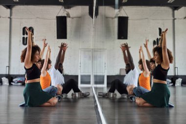 Dört arkadaş bir dans stüdyosunda ısınıyor.