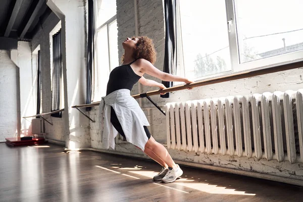 Danseuse contemporaine s'étirant avant le cours en studio — Photo