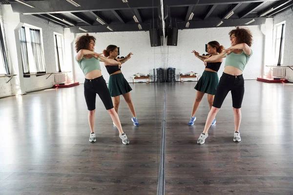 ダンススタジオで2人の若い女性が一緒に練習する — ストック写真