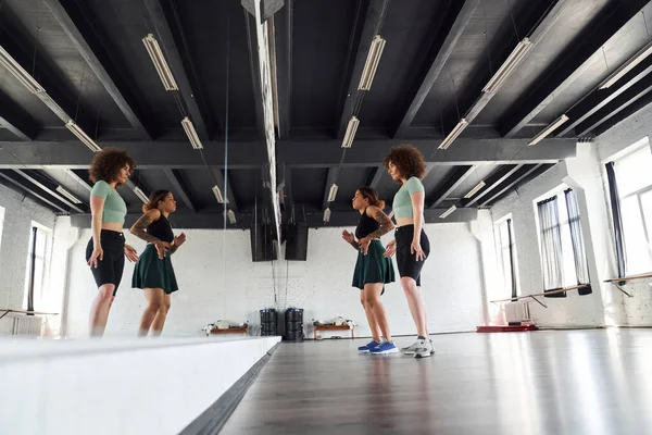 若い現代舞踊の女性が踊りを練習している — ストック写真