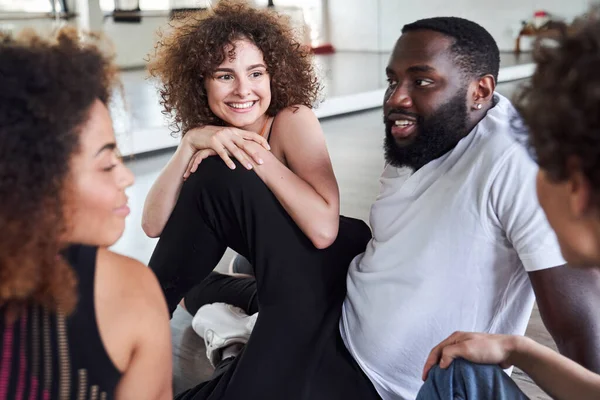 Glimlachende Afro-Amerikaanse man zit met vrienden in dansles — Stockfoto