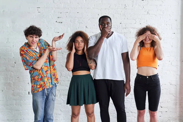 Ungdomar poserar framför kameran i studion — Stockfoto