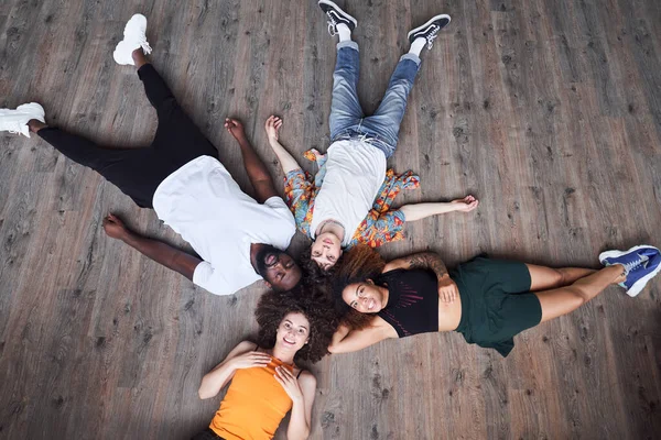 Amigos felices descansan en el estudio de danza — Foto de Stock