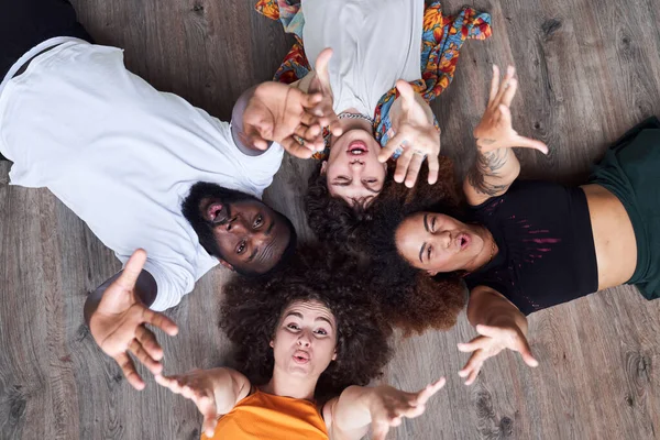 Mutlu dört arkadaş, birlikte eğleniyoruz.