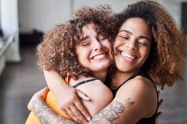 Felices dos señoritas felices de vernos. — Foto de Stock