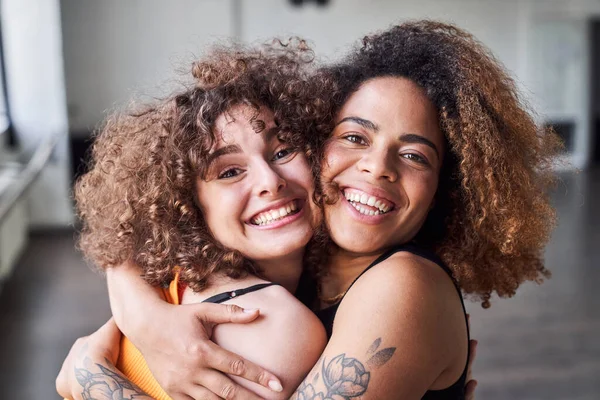 Sonriendo a dos hermosas mujeres jóvenes contentas de verse — Foto de Stock