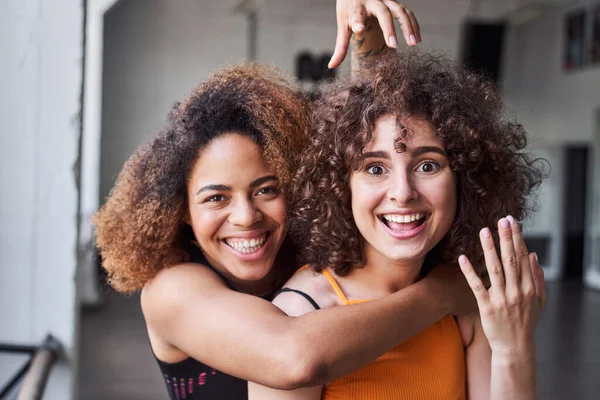 Bastante jóvenes se están divirtiendo en el estudio — Foto de Stock