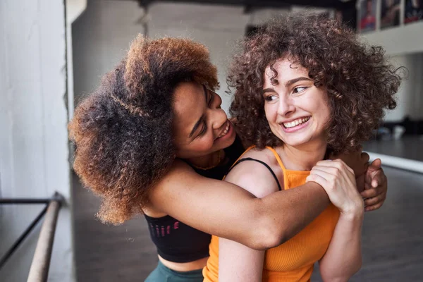 Sonriendo a dos mujeres mirándose en el estudio — Foto de Stock