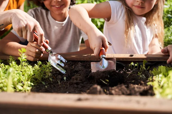 Little girl and boy preparing soil for plants — Stock Photo, Image
