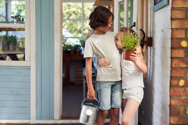 Adorables hermanos abrazándose en el porche de su casa —  Fotos de Stock