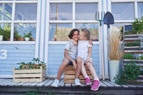 Adorables hermanos felices abrazándose fuera de la casa —  Fotos de Stock