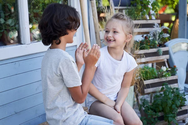 Adorabil fetiță petrece timp cu fratele în aer liber — Fotografie, imagine de stoc