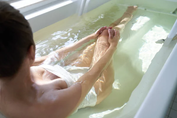 Slim młoda kobieta odpoczywa w wannie w stroju kąpielowym — Zdjęcie stockowe