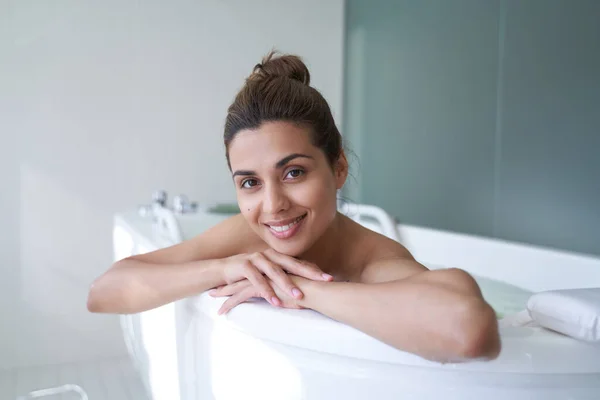 Lujoso tiempo libre en cómoda bañera en agua tibia — Foto de Stock