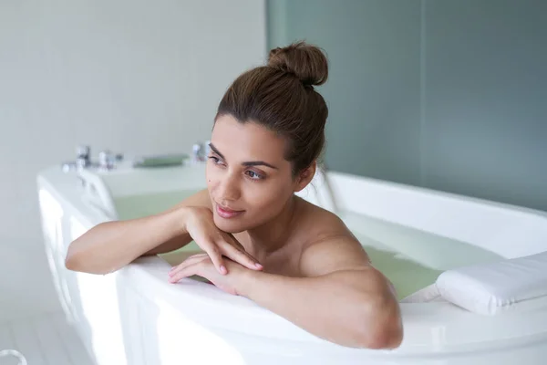 Signora tranquilla rilassarsi in acqua e distogliere lo sguardo — Foto Stock