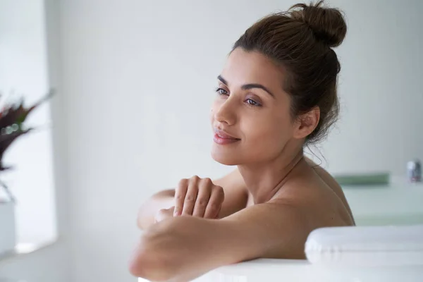 Mujer pacífica relajándose en el agua y mirando hacia otro lado — Foto de Stock