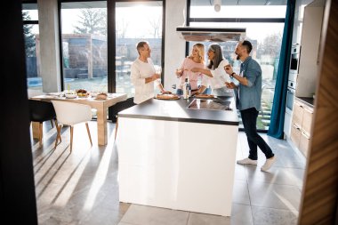 Arkadaşlarına pizza servisi yapan olgun bir kadın.