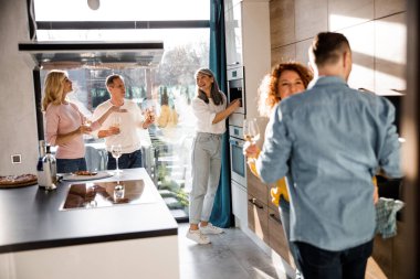 Gülümseyen Asyalı kadın misafirlere kahve yapıyor.