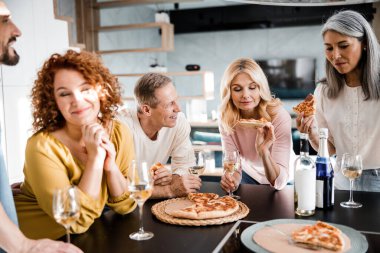Evde pizza yiyen iki güzel kadın.