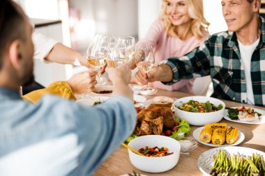 Arkadaş canlısı bir şirketle Şükran Günü 'nü kutlarım.