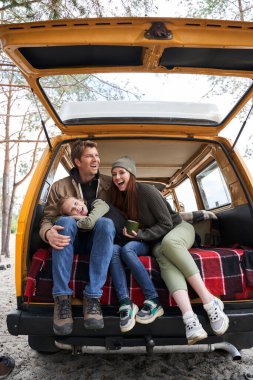 Sonbaharda çocuklarla aile eğlencesi.