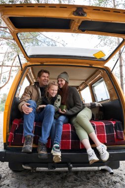 Aile kucaklaşması.