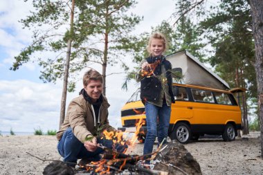 Baba ve kızı ormanda dinleniyor.