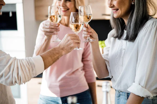 Hombre feliz y dos mujeres sosteniendo copas de vino — Foto de Stock