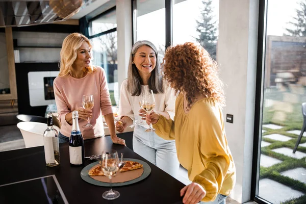 Tři kamarádky držící sklenice s vínem doma — Stock fotografie