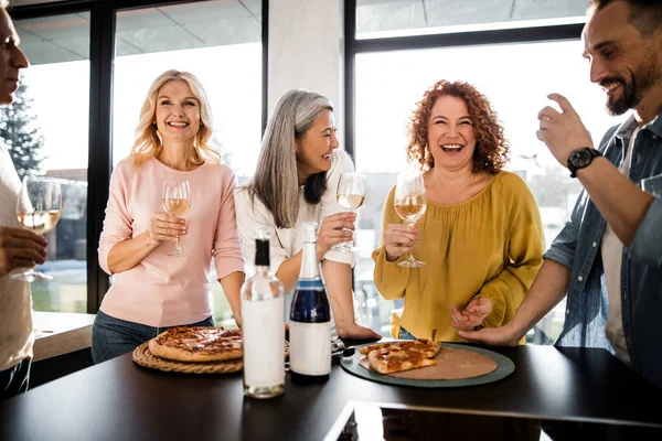 Persone felici che si divertono insieme in cucina — Foto Stock