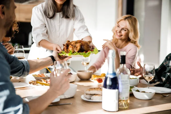 Pani stawia jedzenie na świątecznym stole dla swoich gości — Zdjęcie stockowe