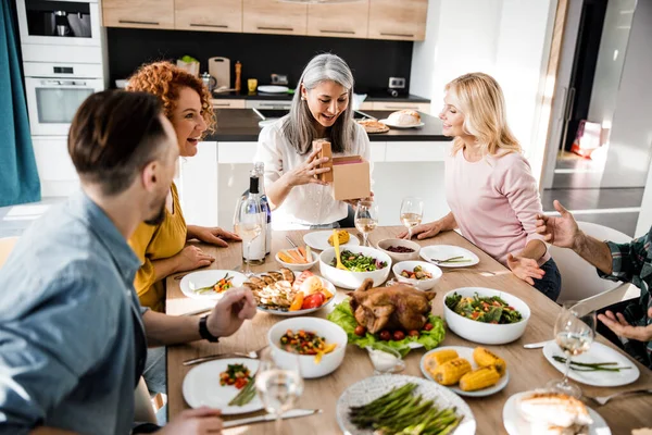 Gelukkig aziatische vrouw is examen geschenken thuis — Stockfoto