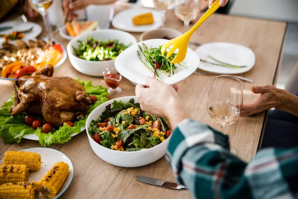 Man gaat salade eten aan de feestelijke tafel — Stockfoto