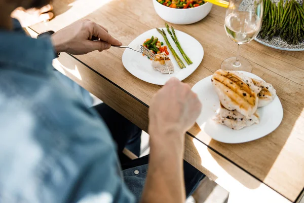 Mannelijk snijvlees in een bord aan de feestelijke tafel — Stockfoto