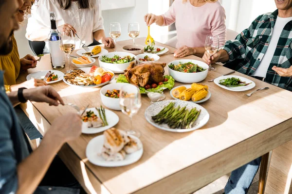 Gelukkige mensen aan de feestelijke tafel in het huis — Stockfoto