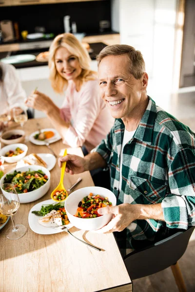 Szczęśliwy dorosły człowiek będzie jeść sałatkę — Zdjęcie stockowe