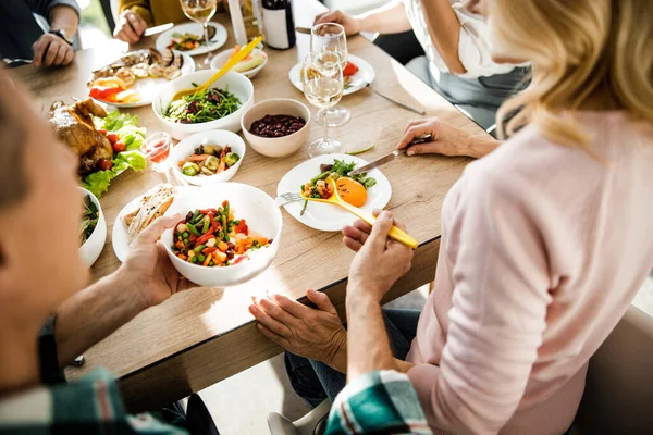 Man gieten voedsel naar zijn vriendin thuis — Stockfoto