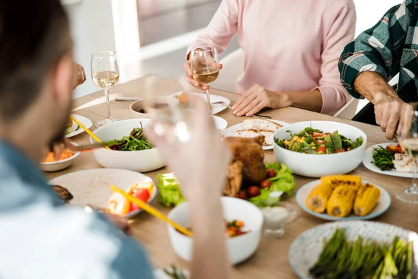 Gasten zitten aan tafel tijdens een feestelijk diner — Stockfoto