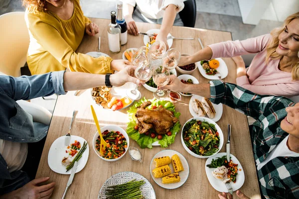 Mensen die samen Thanksgiving vieren thuis — Stockfoto