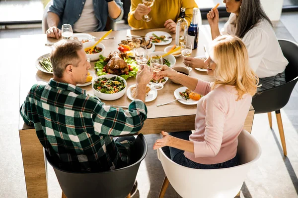 Volwassen paar dat tijd doorbrengt aan de feestelijke tafel — Stockfoto