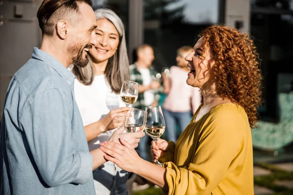 Cheerful curly woman looking at a man outdoors — Stock Photo, Image