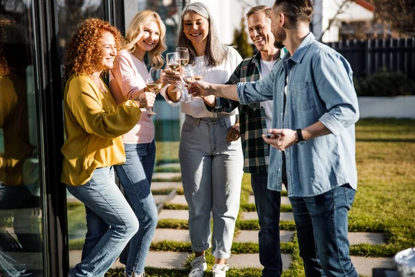 Baráti társaság kezében pohár bor szabadban — Stock Fotó