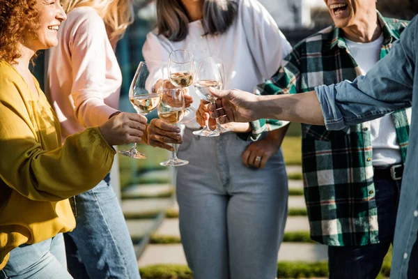 Boldog vendégek ünneplő pohár bor — Stock Fotó