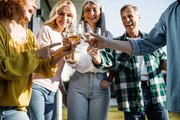 Amici sorridenti che tengono gli occhiali mentre fanno toast — Foto Stock