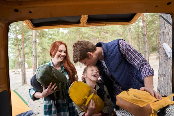 Familia feliz cerca del coche — Foto de Stock