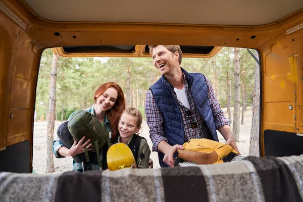 Familia feliz preparándose para un picnic — Foto de Stock