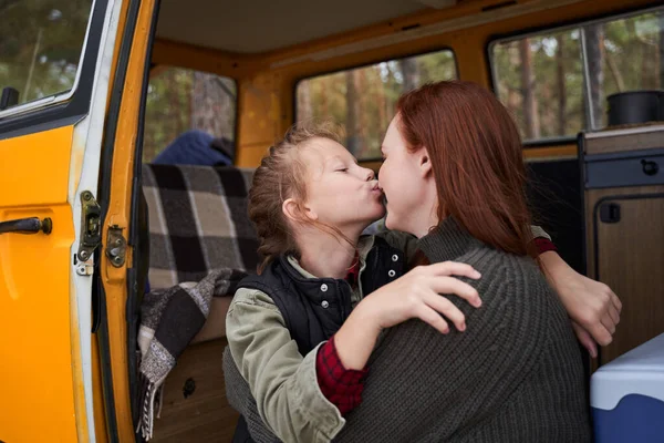 Hija besa y abraza a su madre — Foto de Stock